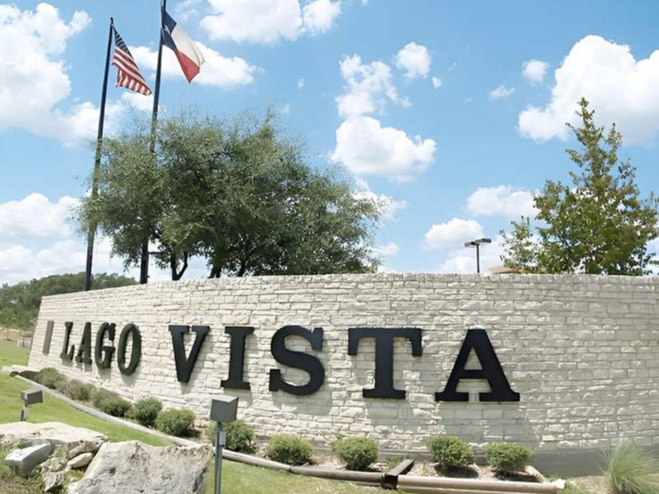 Entrance to Lago Vista, Texas